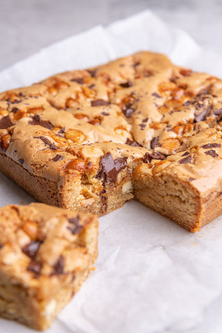 Gluten Free Blondie With Macadamias & Dark Chocolate | Nodo – Nodo Donuts